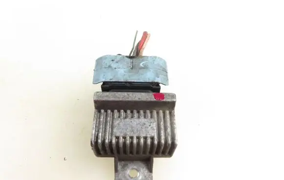 Opel Vivaro Glow plug pre-heat relay 