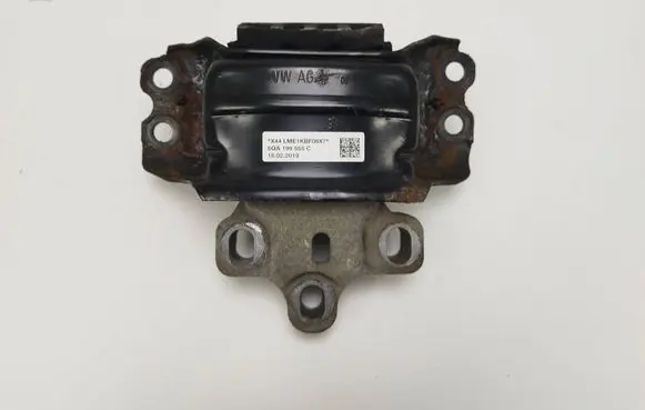 Volkswagen Tiguan Engine mount bracket 5QA199555C