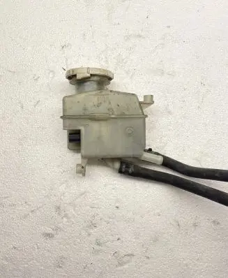 Mitsubishi Grandis Brake fluid reservoir 