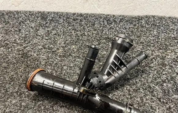 Engine coolant pipe/hose