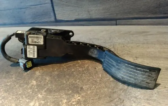 Hyundai Santa Fe Accelerator throttle pedal