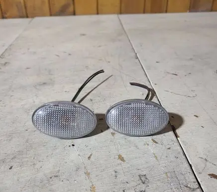 Front fender indicator light