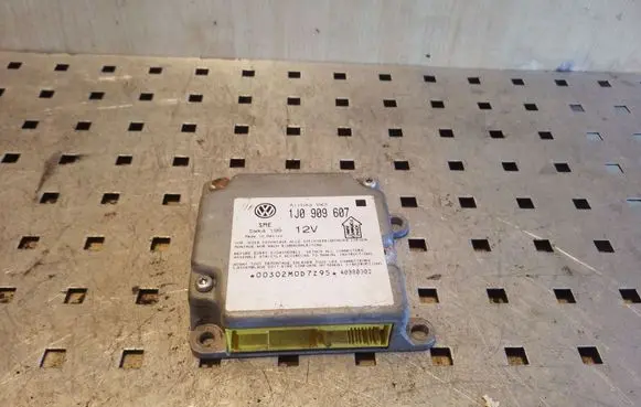 Volkswagen PASSAT B5 Airbag control unit/module 1J0909607