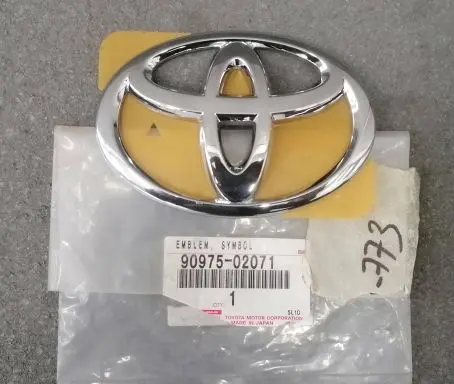 Toyota Yaris Manufacturers badge/model letters 90975-02071