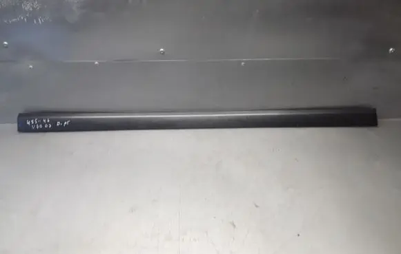 Volvo V70 Front door trim (molding) 08693518