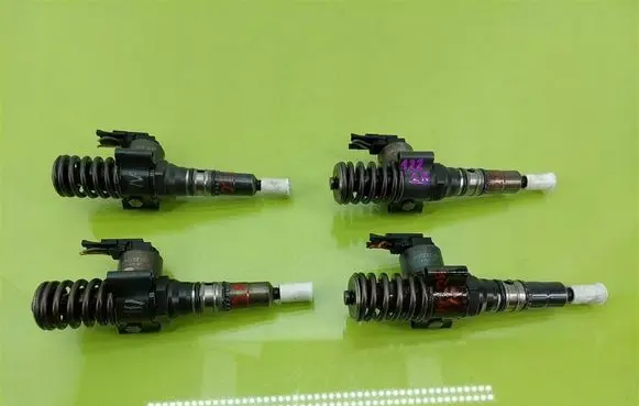 Volkswagen Golf V Fuel injectors set 0414720402