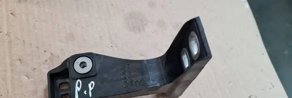 Audi Q7 4M Front bumper mounting bracket 4M0807334