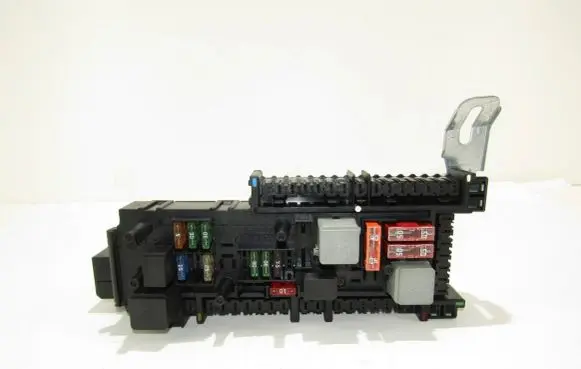 Volkswagen Touareg I Fuse module 168298