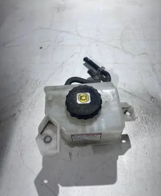 Toyota RAV 4 (XA50) Brake fluid reservoir 