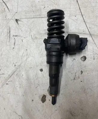 Volkswagen PASSAT B5.5 Fuel injector 038130073AC