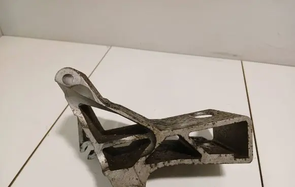 Volvo XC90 Engine mounting bracket 8684381