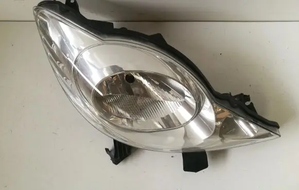 Peugeot 107 Headlight/headlamp 811100H030