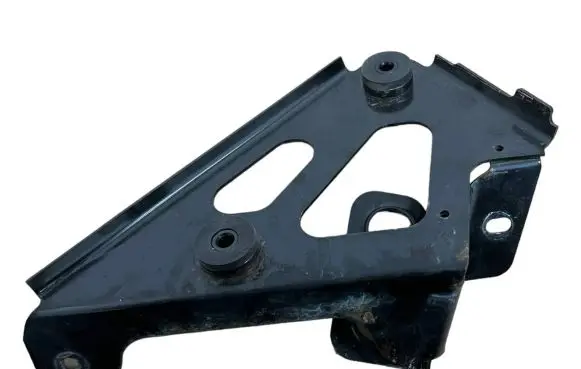 McLaren MP4 12c Intercooler pipe mounting bracket 00131690