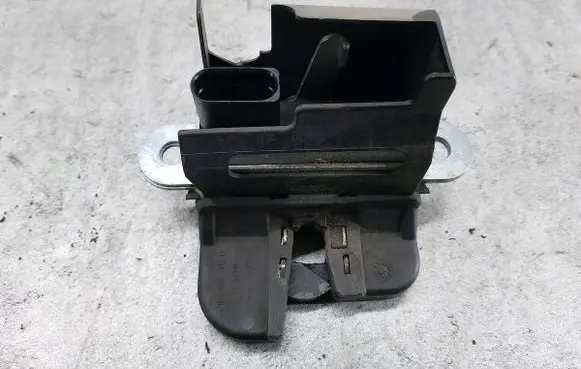 Volkswagen PASSAT B6 Tailgate lock latch 