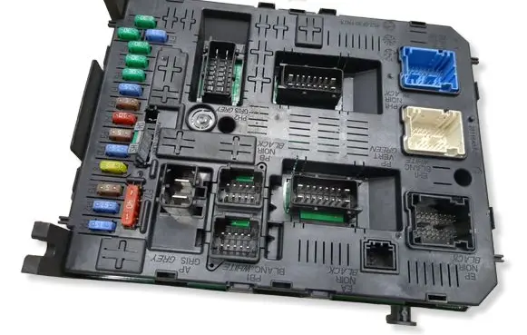 Peugeot 5008 Fuse module 281197595