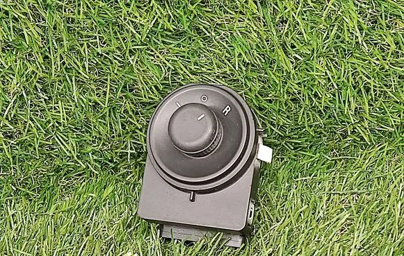 Chevrolet Cruze II Wing mirror switch 13408436