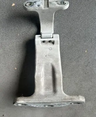 Tailgate/trunk/boot hinge