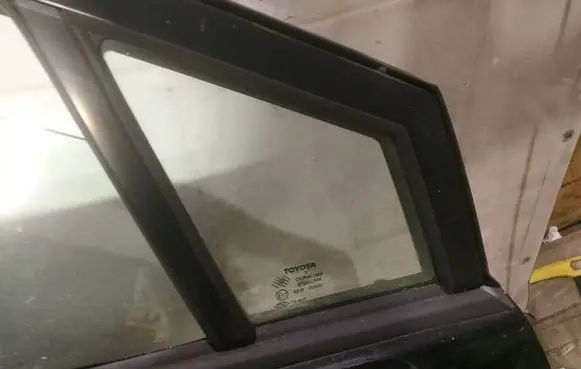 Toyota Corolla Verso AR10 Front door vent window glass four-door as2