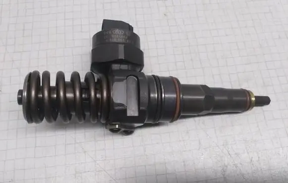 Volkswagen PASSAT B5 Fuel injector 038130073F 0414720007