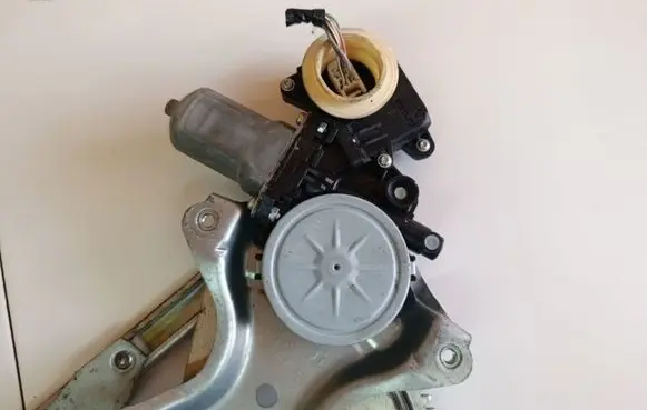 Toyota Auris 150 Front door window regulator motor