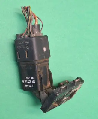 Volkswagen Caddy Glow plug pre-heat relay 038907281D 090110 124946880