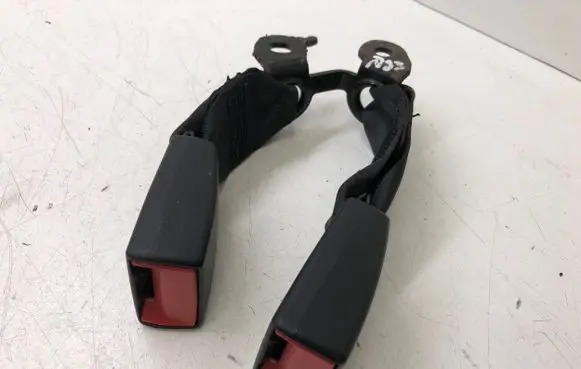 Middle seatbelt buckle (rear)