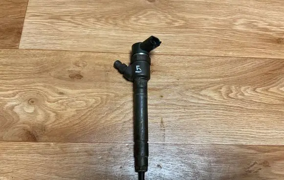 Volvo V70 Fuel injector 30750283
