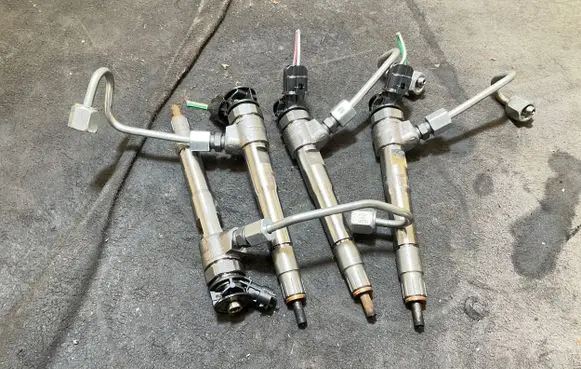 Renault Trafic III (X82) Fuel injector 0445110939