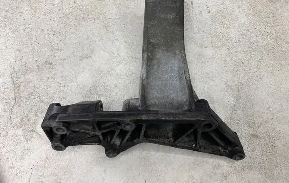 BMW 3 E46 Engine mounting bracket 6753225 2162 2211