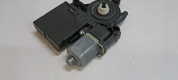 Volkswagen PASSAT B7 Front door window regulator motor 0130822451 988703308
