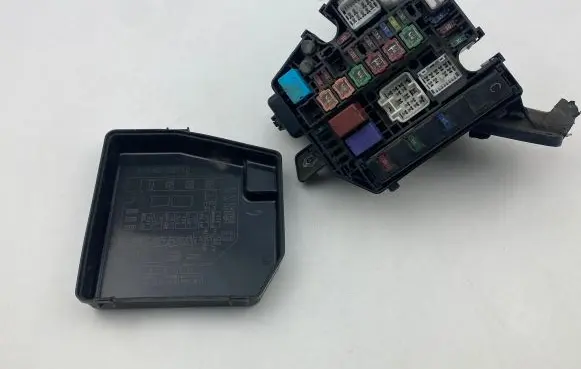 Toyota Yaris Fuse module 8266252340