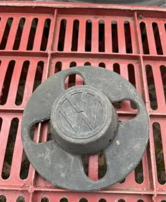 Volkswagen Golf I Original wheel cap 871601171