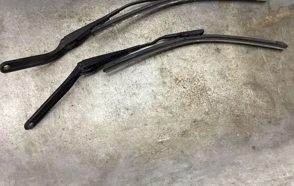 Mini Cooper Countryman R60 Front wiper blade arm 9806440