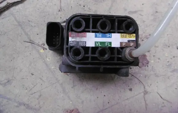 Mercedes-Benz S W221 Air suspension valve block A2123200358