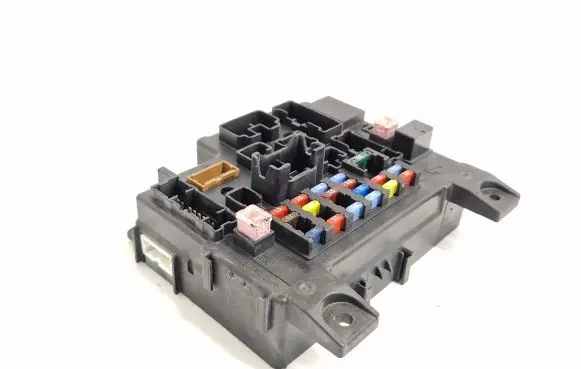Peugeot 4007 Fuse module 8637A318 519087902 L8637001A