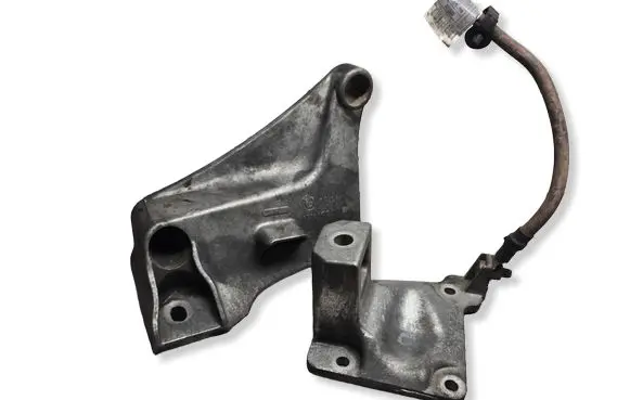 BMW 5 E39 Engine mounting bracket 65766750441 1096076