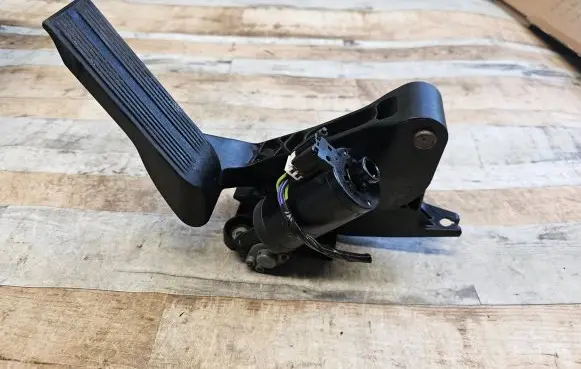 Chrysler Pacifica Accelerator throttle pedal