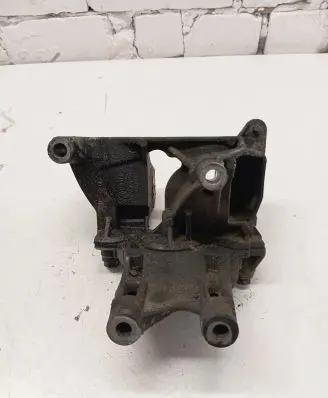 Engine mounting bracket