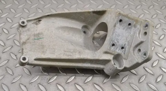 Volvo XC60 Engine mounting bracket 32202602
