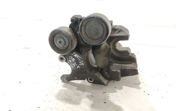 Hyundai Santa Fe Power steering pump mounting bracket 