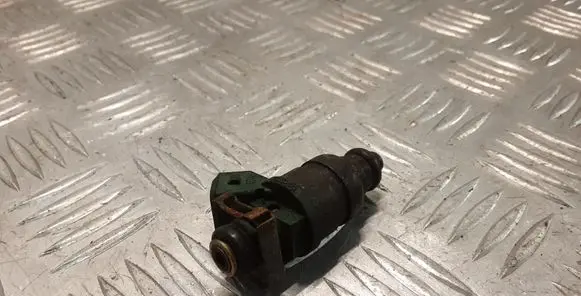 Volkswagen Golf IV Fuel injector 037906031AA