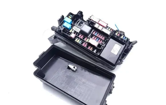 Toyota Prius (XW50) Fuse module 82641-47050 6H19-2208 82641-47050-A