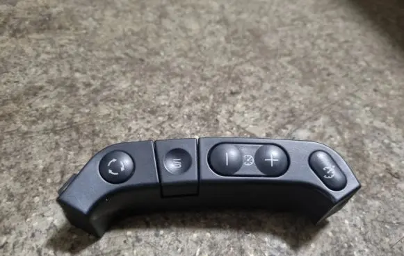 Steering wheel buttons/switches