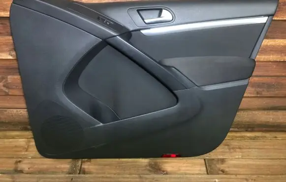 Volkswagen Tiguan Front door card panel trim