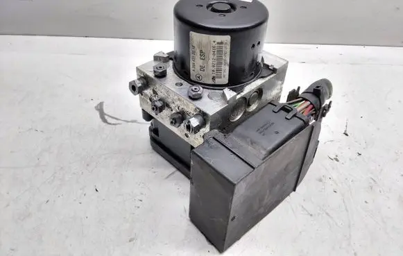 Mercedes-Benz C W204 ABS Pump A2044312012 A2049012500