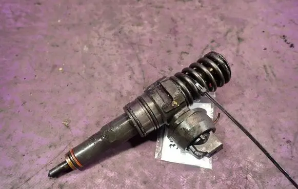 Skoda Octavia Mk2 (1Z) Fuel injector 