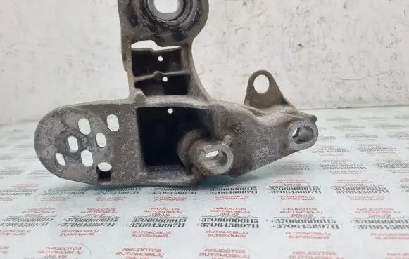 Seat Exeo (3R) Engine mounting bracket 8E0199351M
