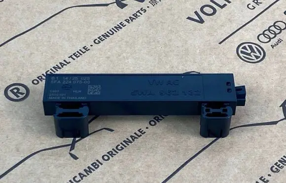 Volkswagen Tiguan Keyless system antenna 5WA962132