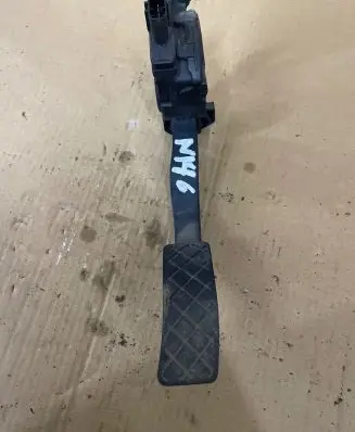 Accelerator throttle pedal