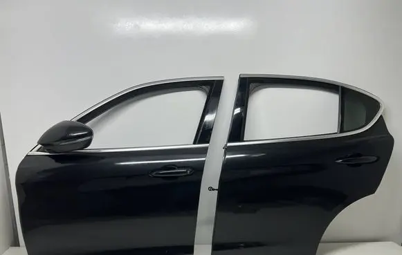 Alfa Romeo Stelvio Front door 